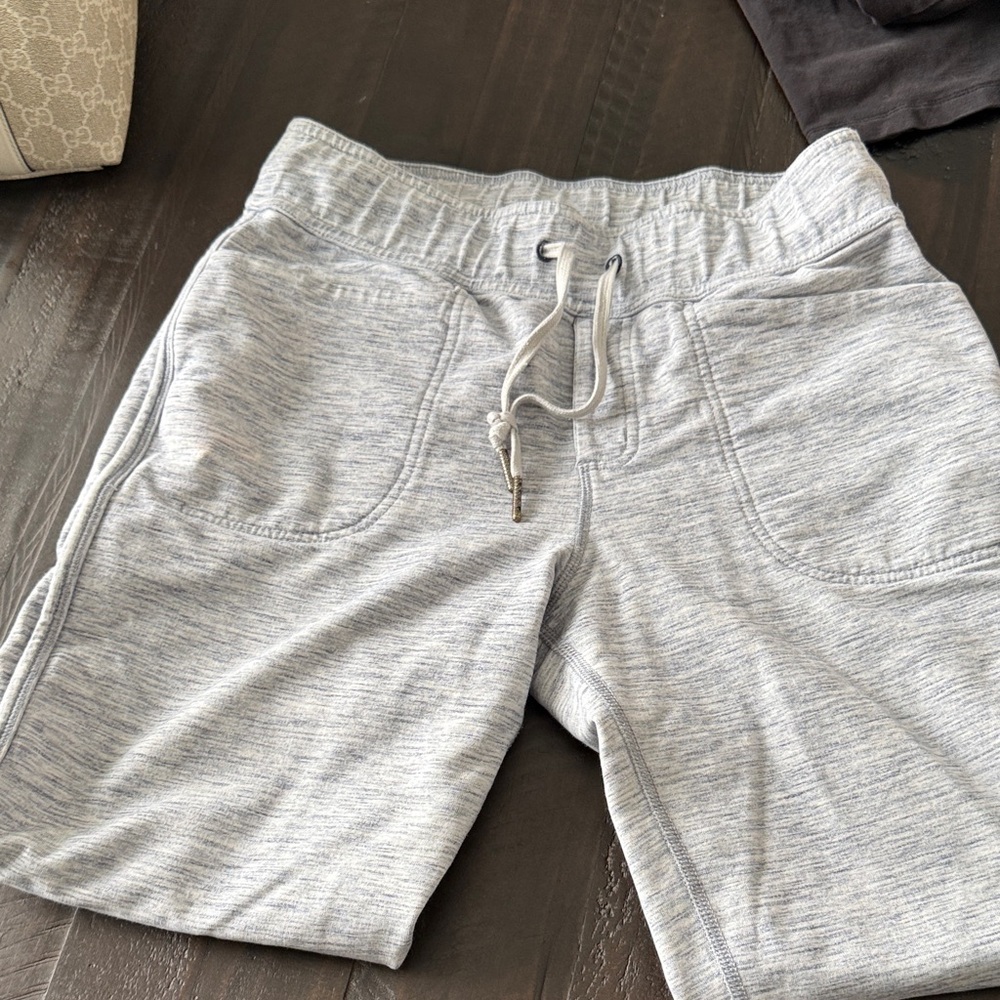 Lululemon casual heathered gray crop sweats.